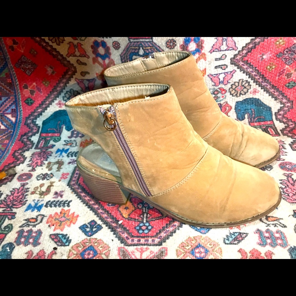 Black Poppy Tan ankle boots